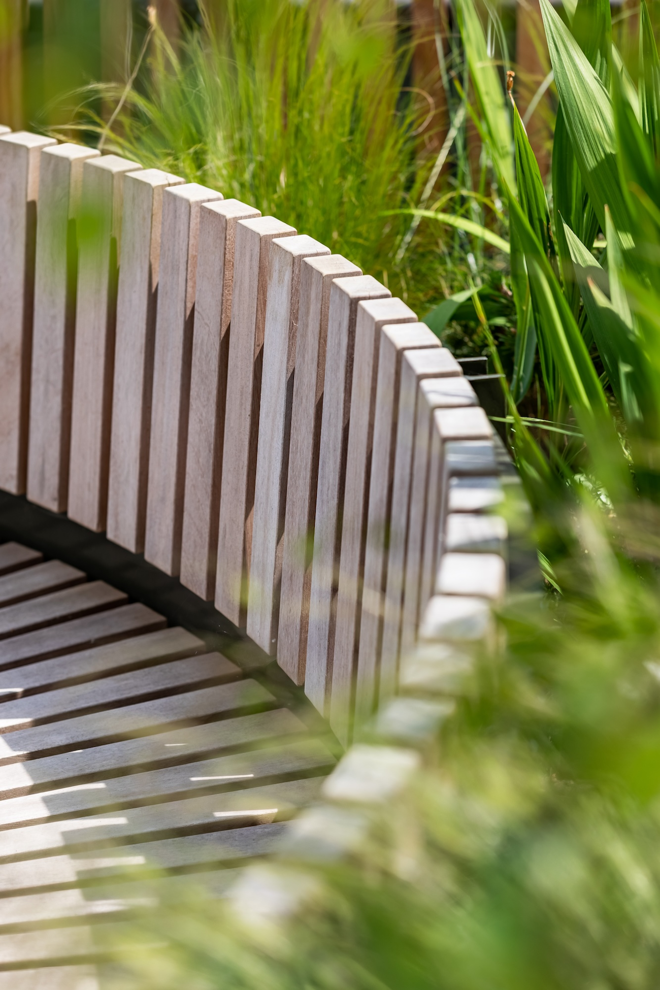 Flow integrating seating bench